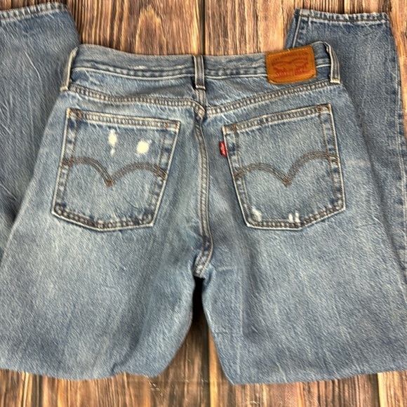Women’s Levi’s Wedgie Icon Distressed Jeans - Picture 2 of 12